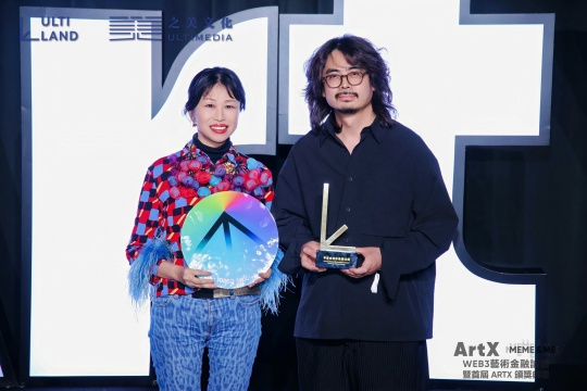 左起：凤凰艺术创始人、总编辑肖戈女士&nbsp; &nbsp; &nbsp;艺术家张晓栋
