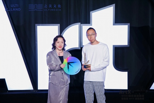 左起：今日美术馆执行馆长晏燕 艺术家田晓磊