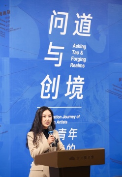 北京靳尚谊艺术基金会秘书长 陈潇潇主持开幕仪式
