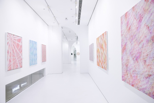 画屏艺术空间开幕彭博个展“之间”，在靠近与偏离之间，看见未完成的美