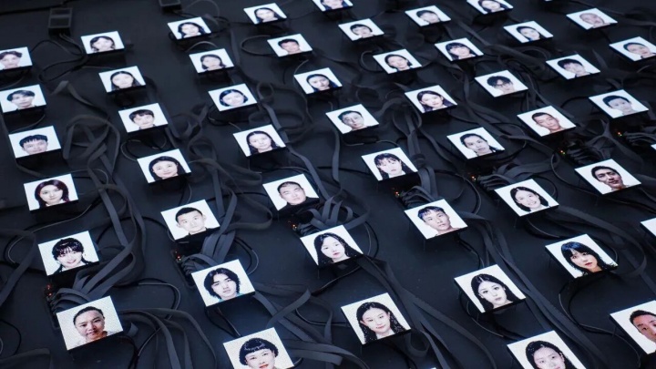 张培力 《标准像》 200×200cm 影像装置 2026

“仅存的诗意”展览现场 海上世界文化艺术中心
