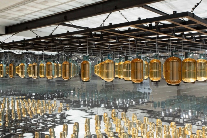 张培力 《煤气瓶阵列》 800×800×400cm 机械装置 2024

“仅存的诗意”展览现场 海上世界文化艺术中心
