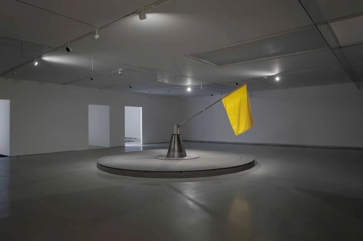 张培力《有金色旗帜的圆圈》 圆台直径600cm高度135cm旗杆高度320cm

机械装置 2026

“仅存的诗意”展览现场 海上世界文化艺术中心
