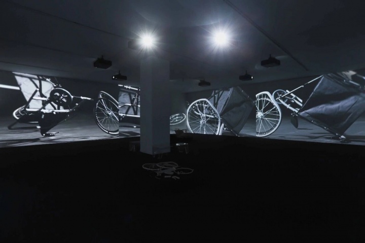 张培力 《一天》 14′21″ 影像装置 2026

“仅存的诗意”展览现场 海上世界文化艺术中心
