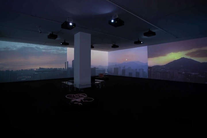 张培力 《一天》 14′21″ 影像装置 2026

“仅存的诗意”展览现场 海上世界文化艺术中心
