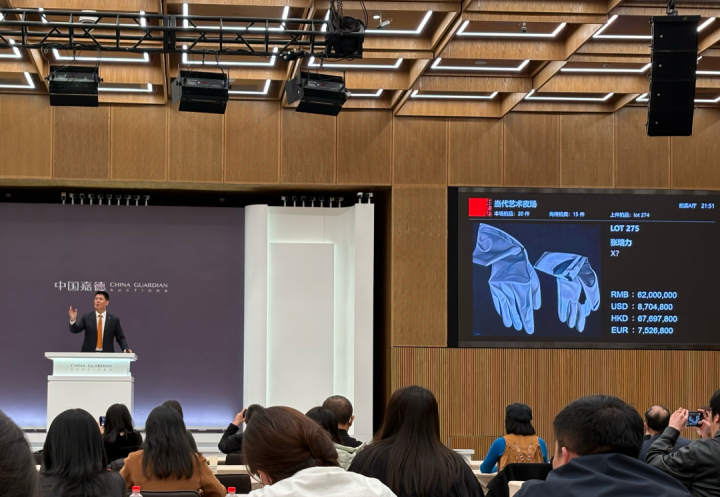 2025中国嘉德秋拍当代艺术夜场

张培力《X？》

在两位藏家耗时长达40分钟“你追我赶”的拉锯战后成交
