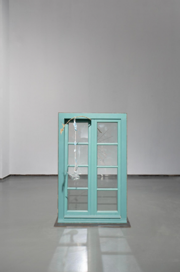 沈远《垂钓巴黎的空气》

&nbsp;146×98×55cm 木窗、竹条、铜丝、玻璃、玻璃瓶、钢板 2020
