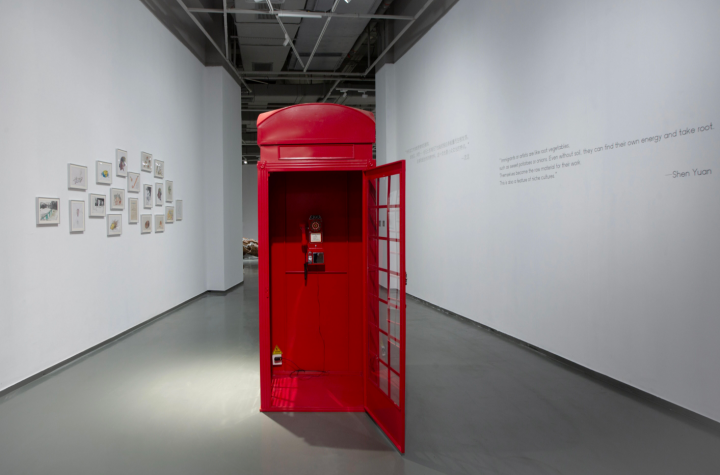 沈远《来深圳的都是深圳人，请不要追问我的原籍》

92×92×240cm&nbsp;金属、电子视频 2025
