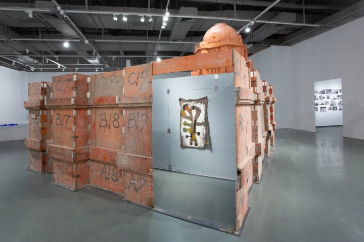 沈远、黄永碄、黄永磲、黄永碤、黄永砅、黄永磐

《模具/空间》

533×575×372 cm&nbsp;多种材料 2025
