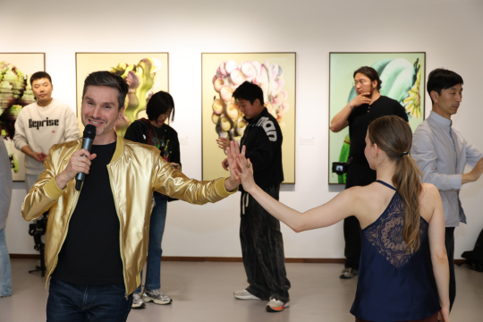 法国编舞家布鲁诺·贝内引导观众体验巴洛克舞蹈

&nbsp;
