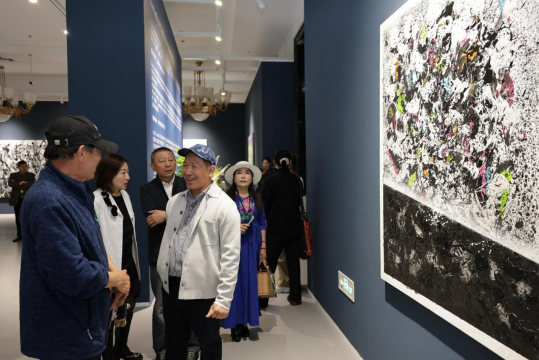 星尘为忆，藤蔓为路：一场东西方交融的艺术旅程