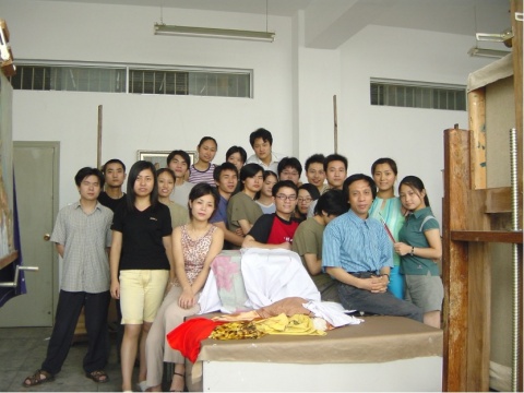 卢云在江西师范大学和张鉴瑞老师和同学们合影
Lu Yun takes a group photo with Teacher Zhang Jianrui and classmates at Jiangxi Normal University

