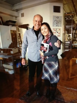 2012年在吉普森的工作室合影，吉普森送了一本亲笔签名的新出的影册
In 2012, a group photo was taken at Gibson's studio, where Gibson presented a newly published autographed photo album as a gift.

