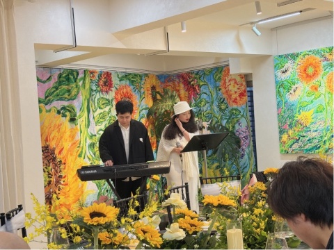 为展览举办布满鲜花的音乐会
Hold a flower-filled concert for the exhibition.

