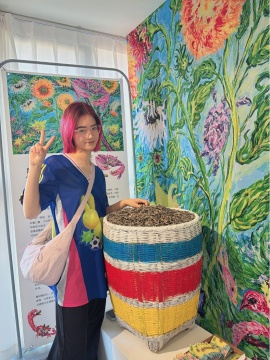 观众在卢云“籽生山山“装置前互动合照
An audience member interacts and takes photos alone in front of Lu Yun's installation Seed Mountains Growing One After Another.

