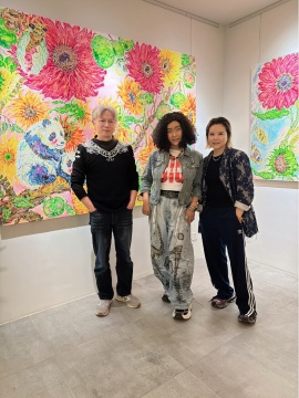 卢云在长沙T画廊个展的展览现场
Lu Yun at the solo exhibition venue of Changsha T Gallery

