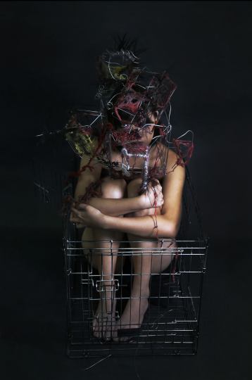 《笼中(Caged)》&nbsp;40x45x35cm &nbsp;可穿戴雕塑，狗毛、人发、铁丝、二手狗笼 2023

&nbsp;
