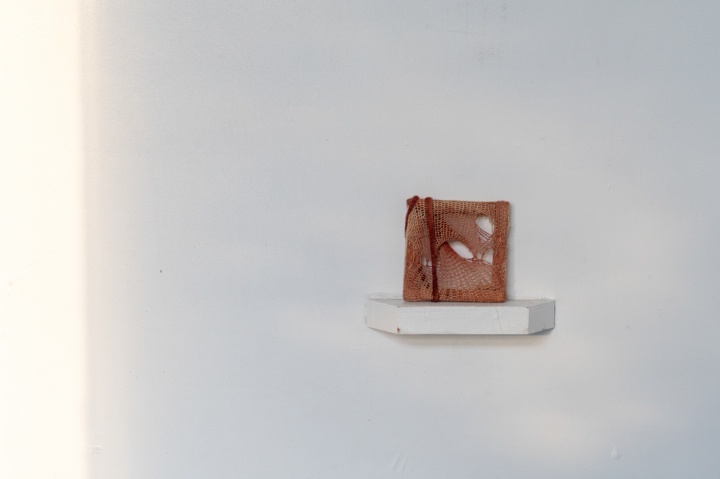 《最小通道(The smallest portal)》&nbsp;7x7cm&nbsp;手捻棉线，植物染料（苏木）&nbsp;&nbsp;2025
Platform 1 Gallery（伦敦）2026
（摄影：陶欣悦）
&nbsp;
