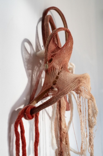 《无题(untitled)》尺寸可变 &nbsp;手捻棉线，羊毛，竹片, 植物染料（苏木）2025
Platform 1 Gallery（伦敦），2026
（摄影：陶欣悦）
&nbsp;
