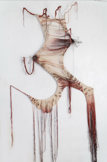 《妈妈(Mama》 尺寸可变 &nbsp;手捻棉线、金属系带、 植物染料&nbsp;2025
Platform 1 Gallery（伦敦），2026
（摄影：陶欣悦）
&nbsp;
