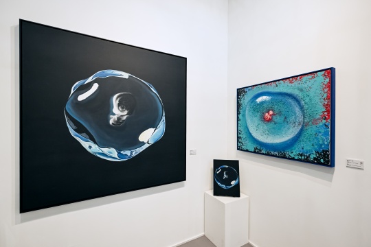左：《混沌初生·胚胎》，贾伟KK，2025，布面丙烯·综合材料，150cm×150cm
右：《混沌初生·水滴》，贾伟KK，2025，布面丙烯·综合材料，60cm×80cm

