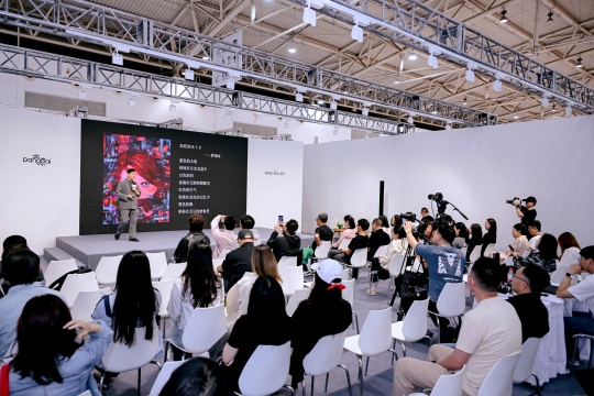 贾伟KK，主题演讲现场，2026北京当代艺博会
