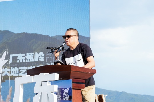 艺术家沈少民
