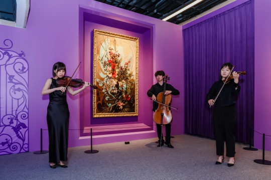 乐师们在作品前演奏
