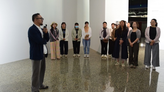 策展人张涛介绍展览
