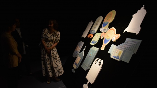 开幕嘉宾观展现场
