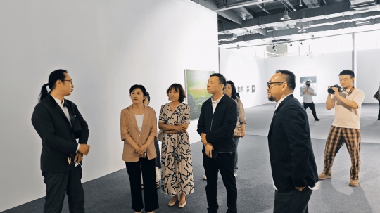 学术主持尤洋介绍展览
