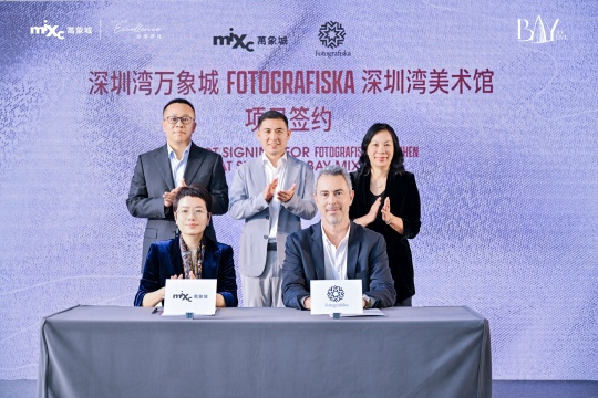 前排：左： 华润万象生活商业航道商业华南大区副总经理、深圳湾万象城总经理、深圳润文文化发展有限公司董事长 刘捷（女士）右： Fotografiska 中国区董事总经理 克里斯蒂安·德维尔 （先生）&nbsp;后排：&nbsp;左： 深圳市南山文化体育产业有限公司董事长 林炜纯（先生）&nbsp;中间： 华润万象生活执行董事、 副总裁、 商业航道总经理 王磊（先生）右： Fotografiska 总经理， 业务发展与公司事务 江美玲（女士）&nbsp;