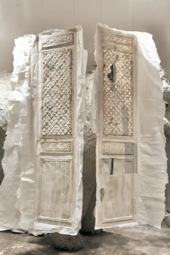 林延《北京门道#1、北京门道#2》222×94cm, 222×114cm 手工宣纸 2021

