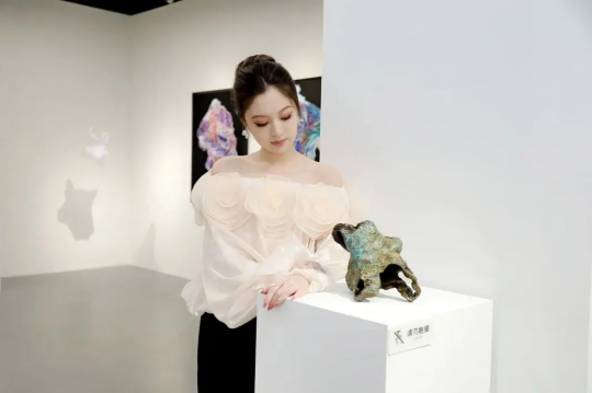 00后艺术家时尚国内首次个展《腹语术》在798艺术区开幕