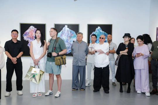 00后艺术家时尚国内首次个展《腹语术》在798艺术区开幕