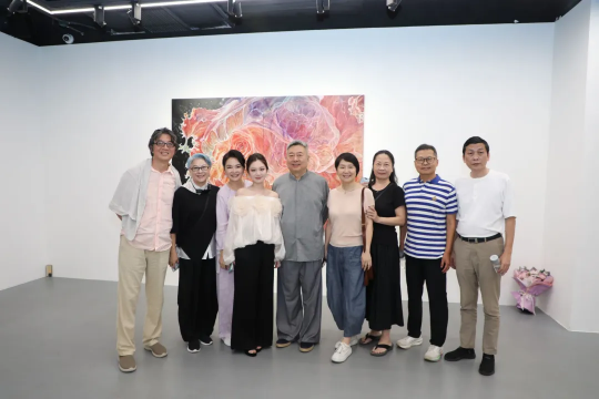 00后艺术家时尚国内首次个展《腹语术》在798艺术区开幕