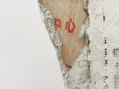 在锤击与颜料之间：李琳琳“凿透一个美术馆及热绘画行动”在元典美术馆举行