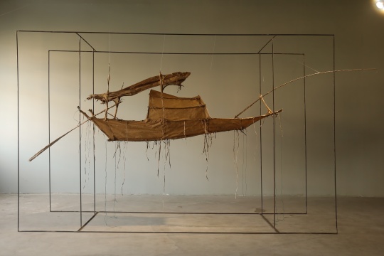 黑余作品&nbsp;《虚舟》&nbsp; &nbsp;综合材料(自制灯芯草纤维纸、树皮）382x122x240 cm(含金属框架) 2025-2026
