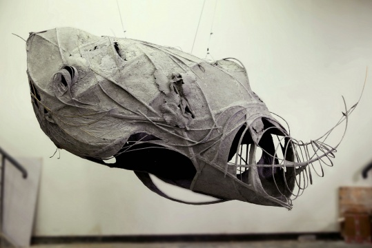 巫其作品《蜕》&nbsp; 综合材料（纸浆、竹） 350×180×160cm&nbsp; &nbsp; 2016
