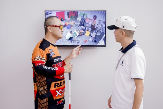 中国首位盲人环球旅行家·曹晟康艺术个展《盲行者》亮相798仚東堂