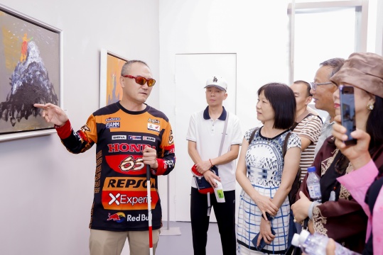 中国首位盲人环球旅行家·曹晟康艺术个展《盲行者》亮相798仚東堂