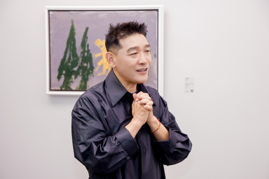 策展人贾伟KK现场致辞，「盲行者」展览现场，798仚東堂，2026
