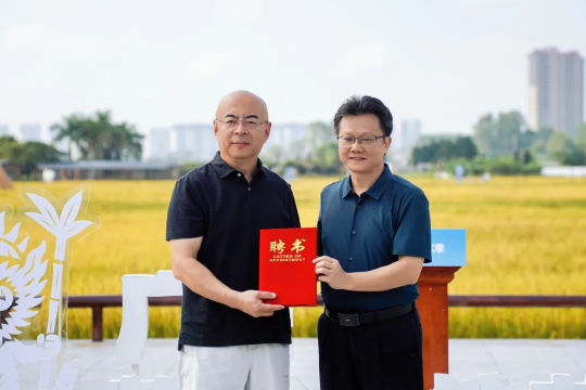 蕉岭县委书记、蕉华工业园区党委书记刘鸿涛为智库专家代表朱小地颁发聘书
