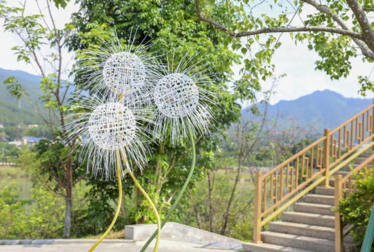 欧阳文东《风载息》不锈钢丝网、尼龙纤维、弹簧、蒲公英嗅觉装置，2.5米