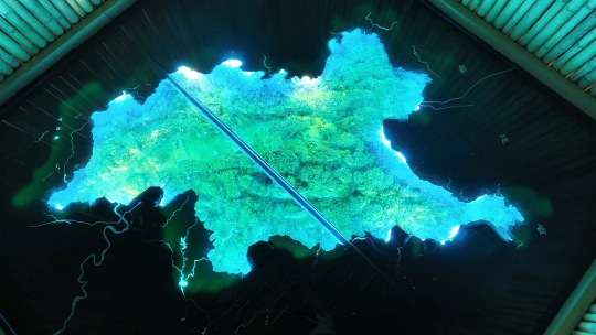 渠岩《听泉山居》

钢结构、竹竿围合、声音装置，3.7×2.5×3米，2026年
