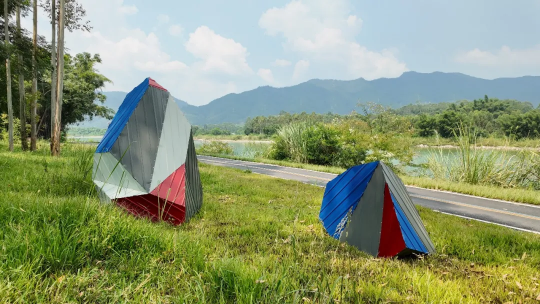谭勋《彩虹中国计划》
《彩虹5号》彩钢板、铆钉，250×260×230cm，2017年
《彩虹》彩钢板、铆钉，150×120×110cm，2023年
